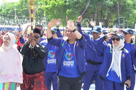 Pimpin Defile Kontingen Porsenijar 2026, Bupati Luwu Timur Bakar Semangat Ribuan Guru