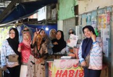 TP PKK, Dekranasda, dan Pokja Bunda PAUD Makassar Door to Door Edukasi Pemilahan Sampah