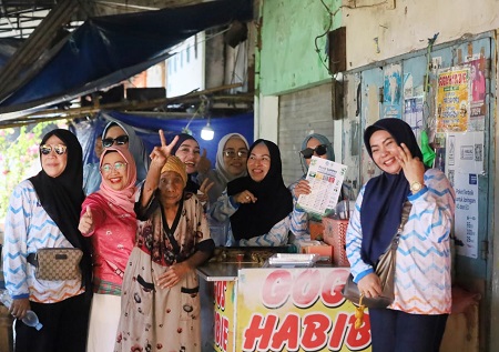 TP PKK, Dekranasda, dan Pokja Bunda PAUD Makassar Door to Door Edukasi Pemilahan Sampah