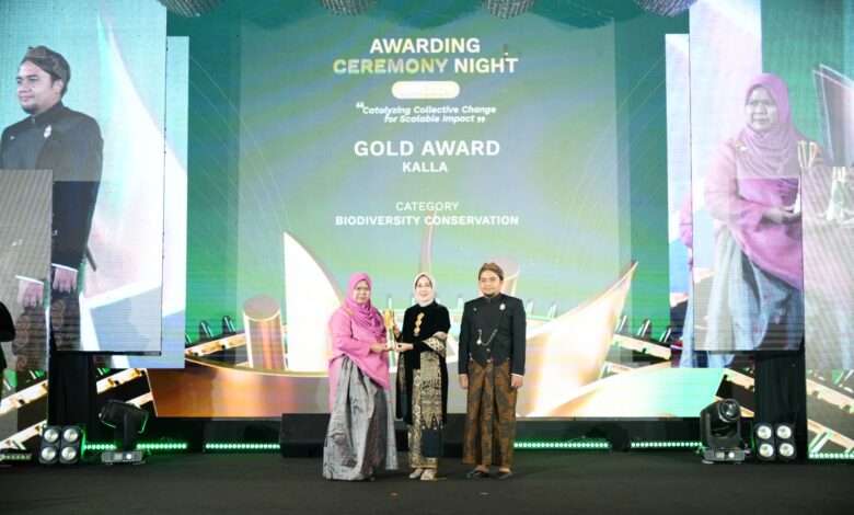 Mewakili manejemen KALLA, Andi Nuraisyah selaku Sustainability Management Senior Officer menerima penghargaan Gold untuk kategori Biodiversity Conservation dalam Awarding Ceremony Night ISRA 2026 di Swiss-Bell Hotel Surakarta, Kamis (6/8/2026) lalu.