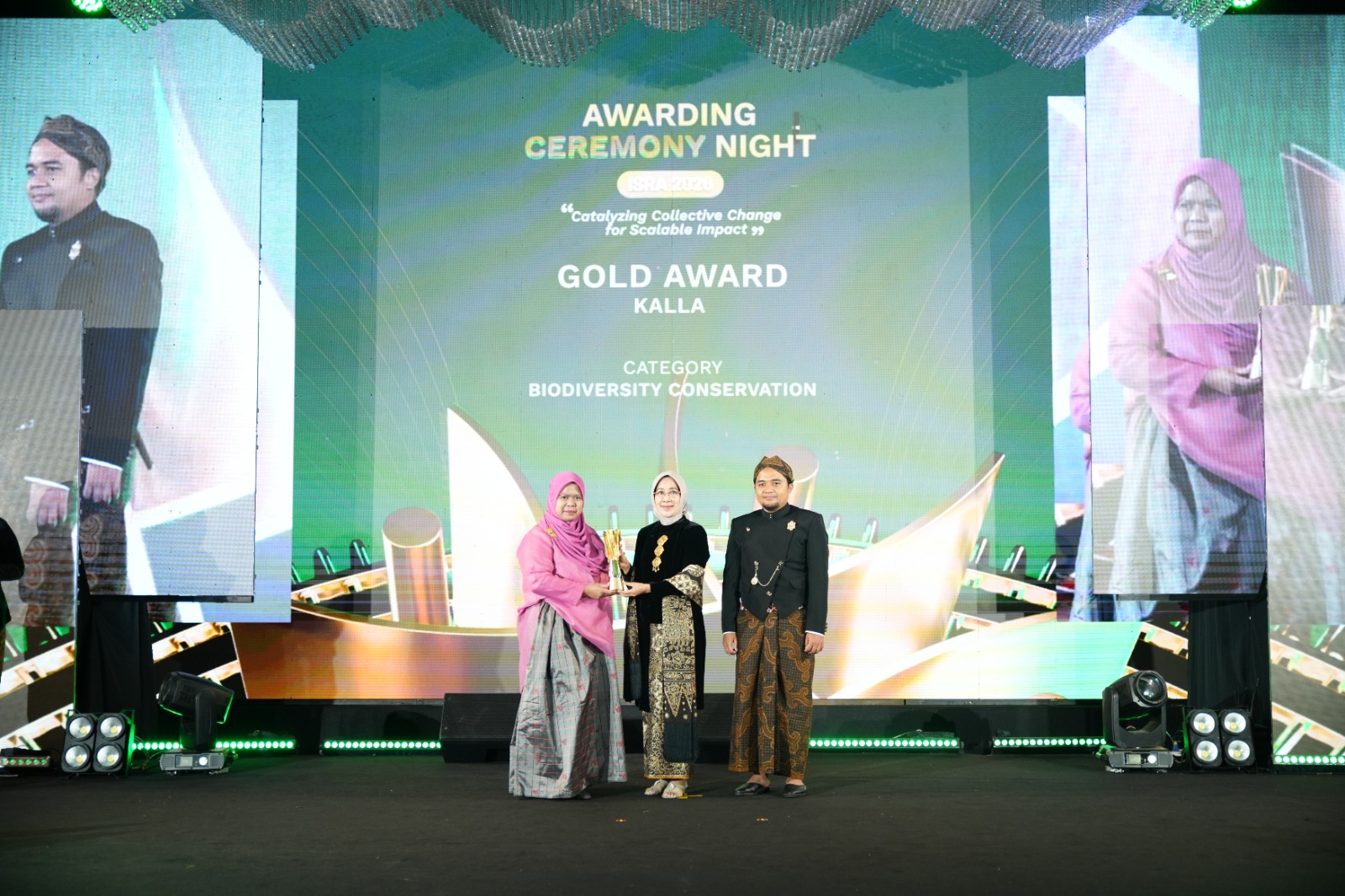 Mewakili manejemen KALLA, Andi Nuraisyah selaku Sustainability Management Senior Officer menerima penghargaan Gold untuk kategori Biodiversity Conservation dalam Awarding Ceremony Night ISRA 2026 di Swiss-Bell Hotel Surakarta, Kamis (6/8/2026) lalu.