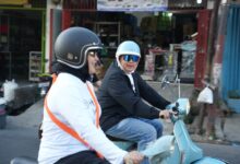 Wali Kota Makassar Bersama Kepala BKN Riding Vespa Bersama Sambil Hijaukan Kawasan CPI