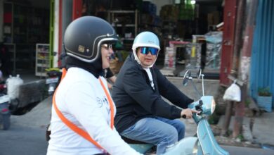 Wali Kota Makassar Bersama Kepala BKN Riding Vespa Bersama Sambil Hijaukan Kawasan CPI
