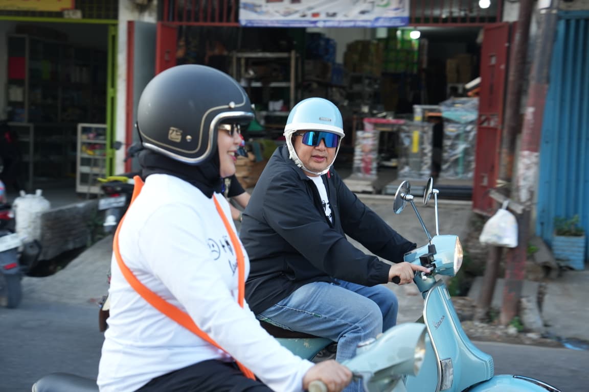 Wali Kota Makassar Bersama Kepala BKN Riding Vespa Bersama Sambil Hijaukan Kawasan CPI