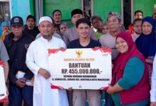 Gubernur Sulsel Serahkan Bantuan untuk Korban Kebakaran di Jalan Kandea Makassar