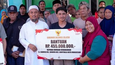 Gubernur Sulsel Serahkan Bantuan untuk Korban Kebakaran di Jalan Kandea Makassar