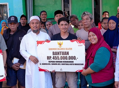 Gubernur Sulsel Serahkan Bantuan untuk Korban Kebakaran di Jalan Kandea Makassar