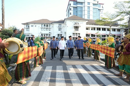 1.157 Peserta dari 38 Provinsi dan 79 Kementerian-Lembaga Ikuti Defile MTQ KORPRI di Makassar