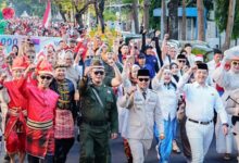 Gubernur Andi Sudirman Tampil ala Bung Karno Pimpin Kirab Kemerdekaan di Makassar