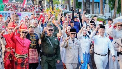Gubernur Andi Sudirman Tampil ala Bung Karno Pimpin Kirab Kemerdekaan di Makassar