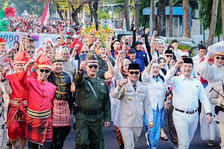 Gubernur Andi Sudirman Tampil ala Bung Karno Pimpin Kirab Kemerdekaan di Makassar