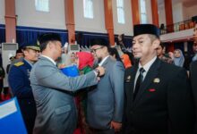 Gubernur Sulsel Sematkan Satyalencana kepada 398 PNS dengan Pengabdian 10, dan 30 Tahun