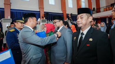 Gubernur Sulsel Sematkan Satyalencana kepada 398 PNS dengan Pengabdian 10, dan 30 Tahun