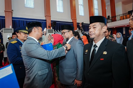 Gubernur Sulsel Sematkan Satyalencana kepada 398 PNS dengan Pengabdian 10, dan 30 Tahun