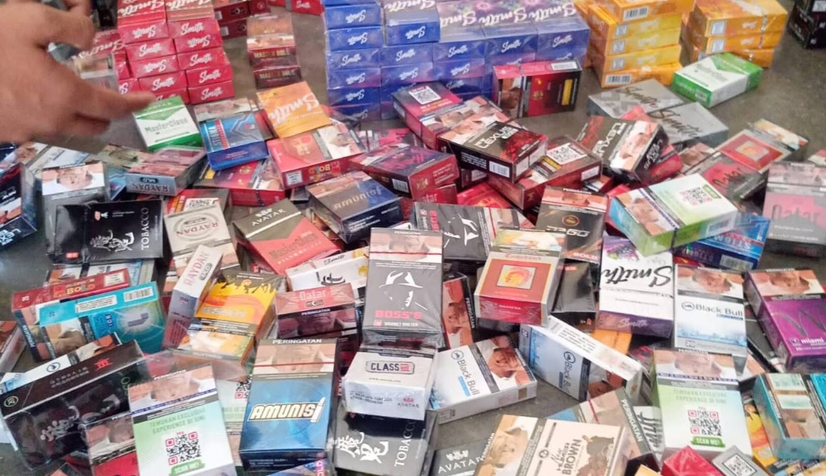 Sebanyak 73.660 batang rokok ilegal diamankan oleh tim gabungan dari Satuan Polisi Pamong Praja (Satpol PP) Kabupaten Luwu Timur bersama Kantor Pengawasan dan Pelayanan Bea dan Cukai Malili.
