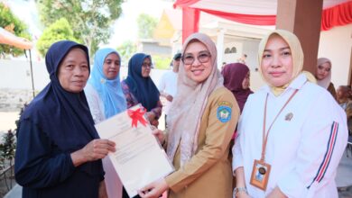 Kunker di Parigi, Bupati Gowa Salurkan Bantuan Pangan dan Sertifikat PTSL