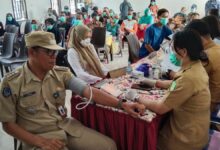 Camat Tomoni Timur, Yulius turut memeriksakan tekanan darahnya
