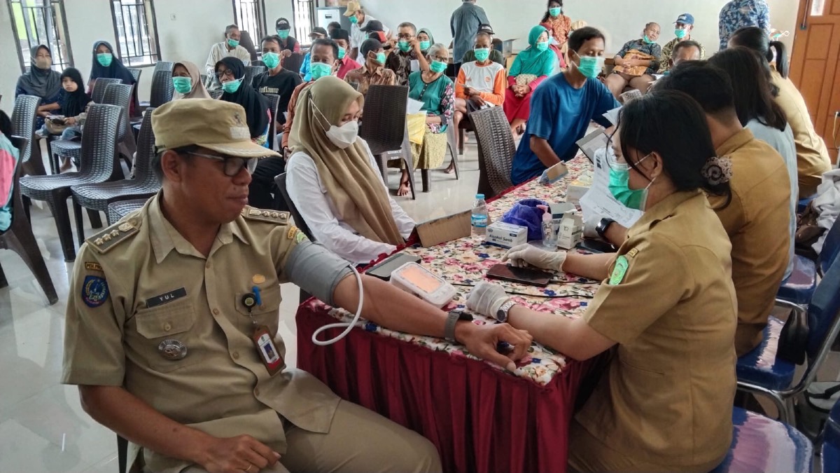 Camat Tomoni Timur, Yulius turut memeriksakan tekanan darahnya