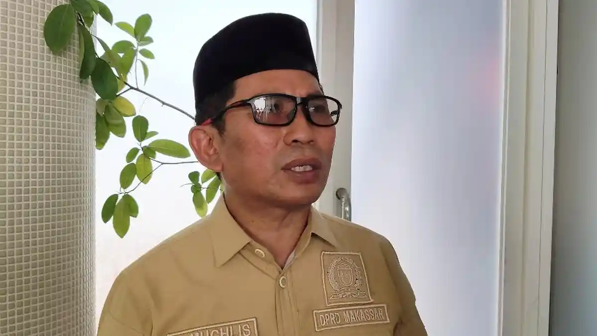 Antisipasi Dampak Buruk Kabut Asap, Anggota DPRD Makassar Muchlis Misbah Minta Warga Pakai Masker dan Kurangi Aktivitas di Luar