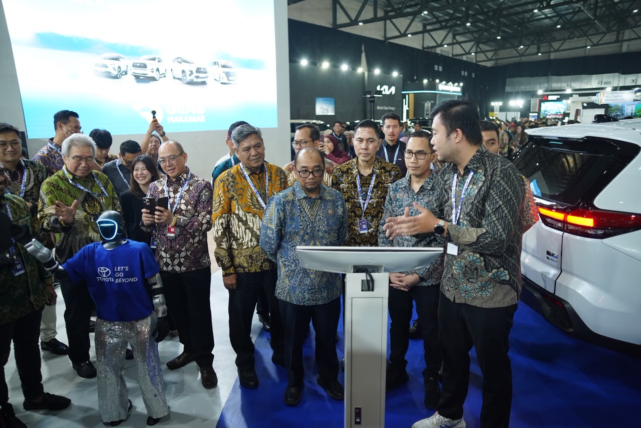 55 Tahun Toyota di Indonesia, Land Cruiser 300 Hybrid EV dan bZ4X Touring Meluncur di GIIAS Makassar 2026