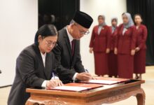 OJK Lantik Sri Kurniati sebagai Deputi Komisioner dan Moh. Fredly Nasution Kepala OJK Riau