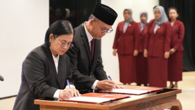 OJK Lantik Sri Kurniati sebagai Deputi Komisioner dan Moh. Fredly Nasution Kepala OJK Riau